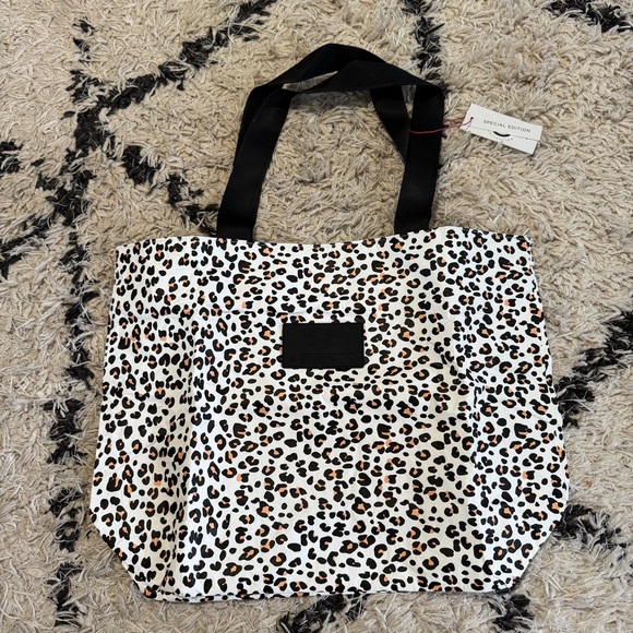Aloha Collection Leopard Cub Print Day Tripper Tote Bag NWT - Picture 6 of 8
